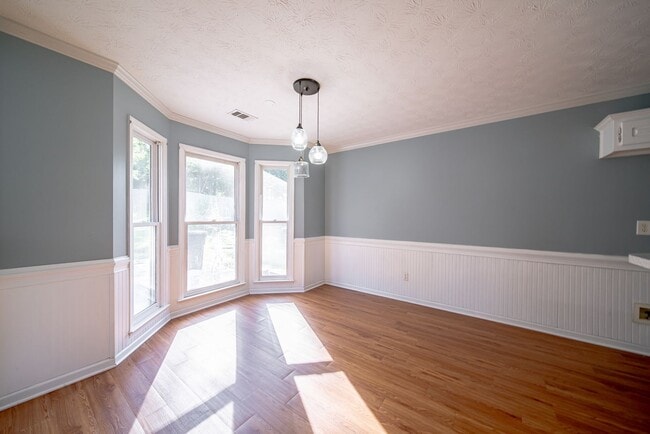 Building Photo - 3 bedroom 2 bath North Columbus