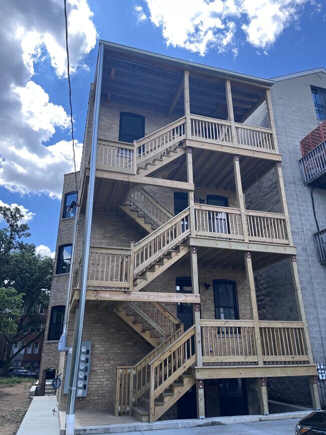 Building Photo - 1408 W Cuyler Ave