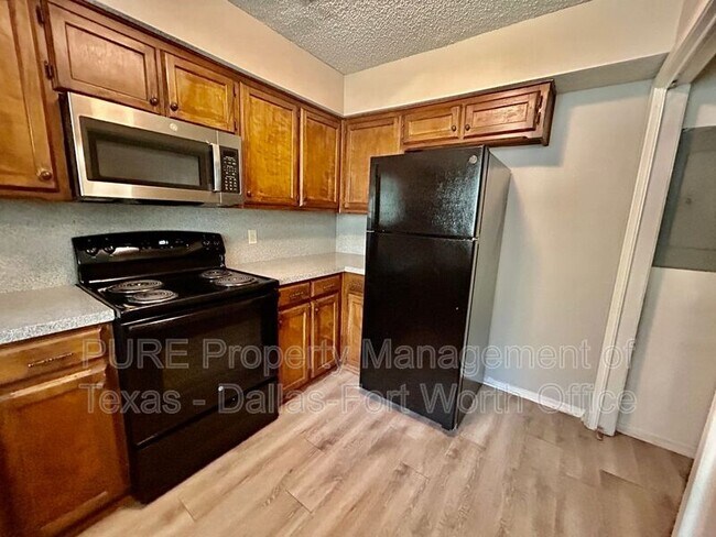 Building Photo - 2415 Oak Manor