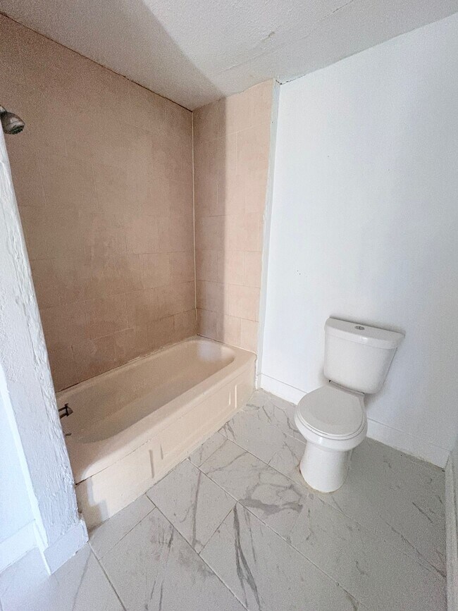 Building Photo - 3010 McCrarey Dr