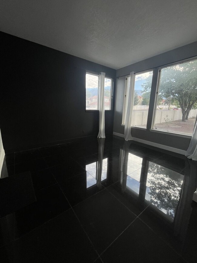 Building Photo - 3 Bedroom, 2.5 Bathroom Home! Schedule a S...