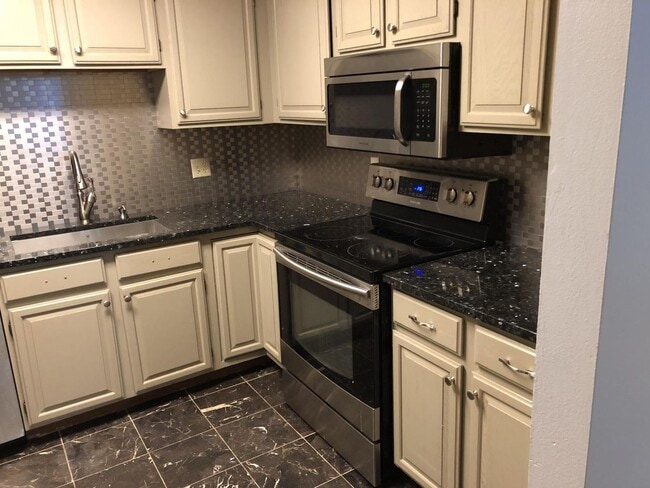 Building Photo - 2217 Luann Ln