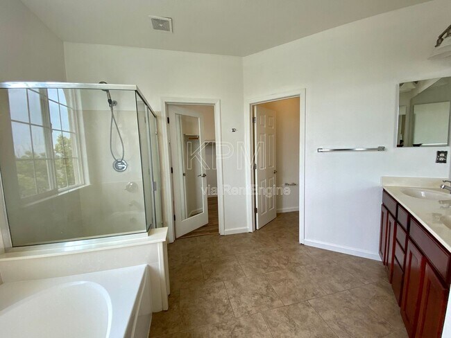 Building Photo - 10814 Peony Pl Dr