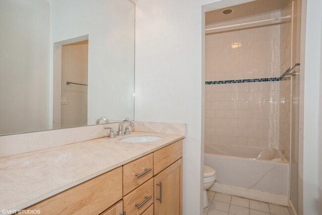 Building Photo - 7211 N Oakley Ave