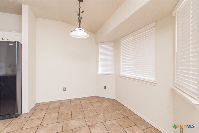 Building Photo - 5104 Glenoak Dr