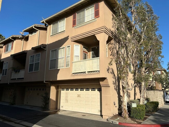 Building Photo - Updated 3 Bed/2.5 Bath Townhome in Gate Community in Anaheim