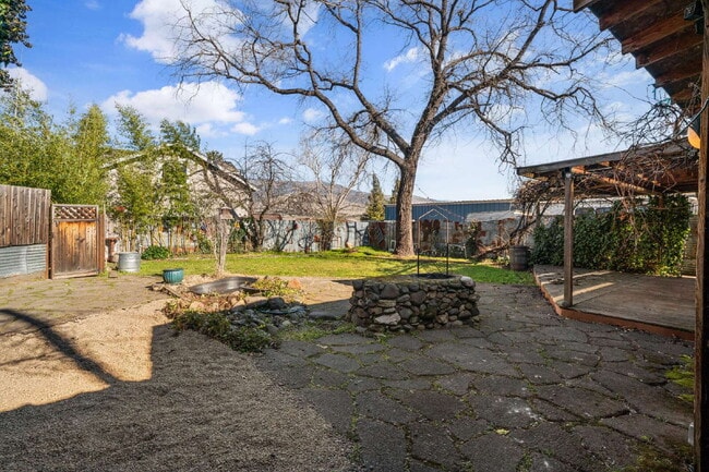 Building Photo - Charming Rustic 3-Bedroom + bonus rooms in Ashland, OR