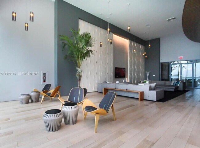 Building Photo - 460 NE 28th St