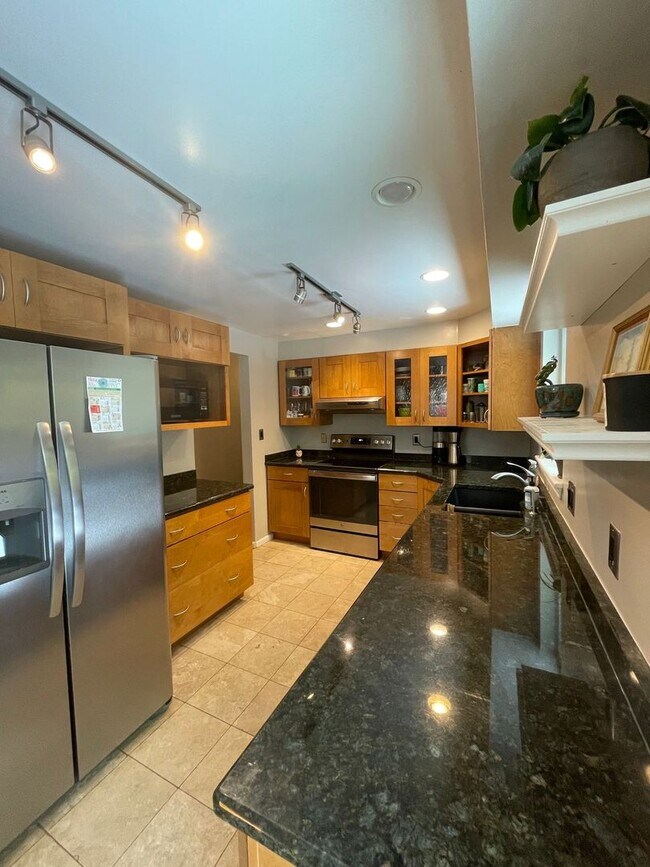 Building Photo - Reduced $2995 BOULDER HOME 5 BEDROOM, 3 FU...