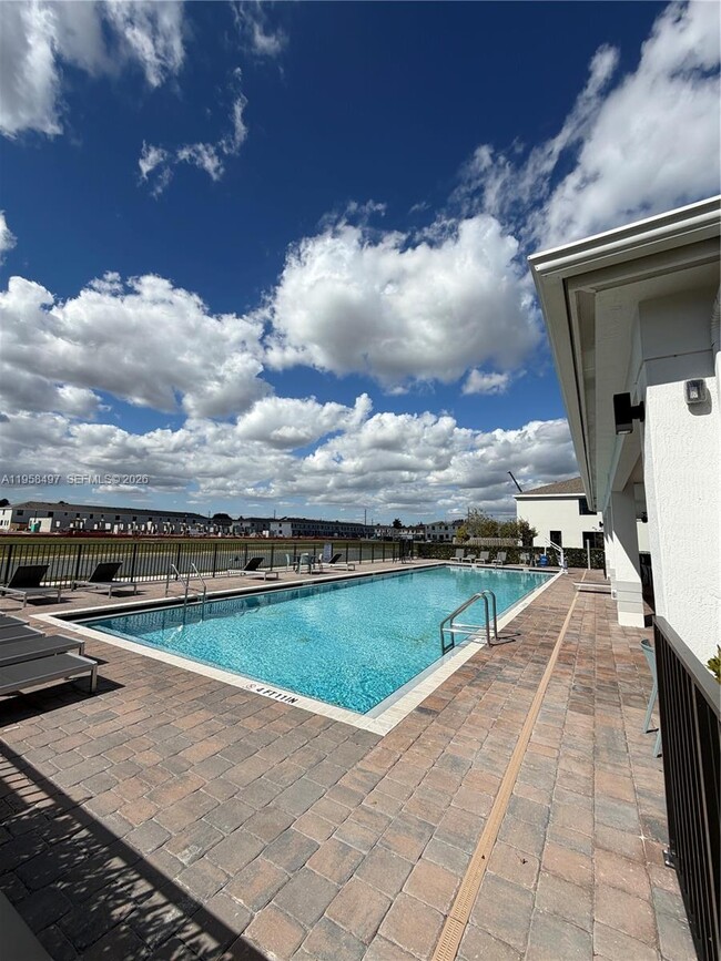 Building Photo - 323 NE 16th St