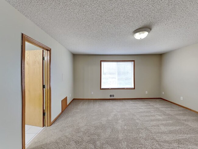 Building Photo - 1933 Mathias Rd