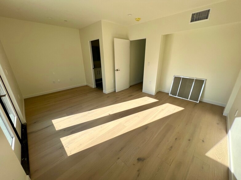 Building Photo - 2520 5th St