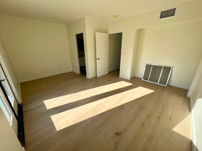 Building Photo - 2520 5th St