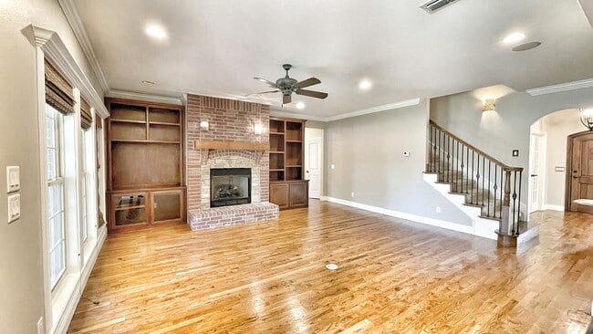 Building Photo - 1501 NE Greenbrier Ct