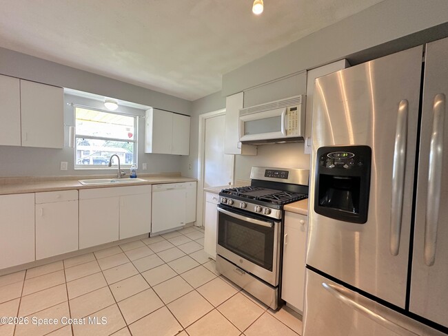 Building Photo - 1082 Madrid Rd