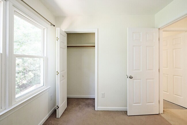 Building Photo - 430 Wynridge Dr