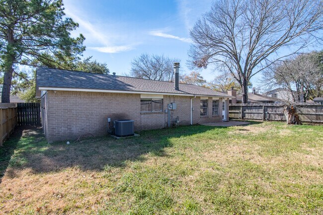 Building Photo - 16210 Cypress Point Dr