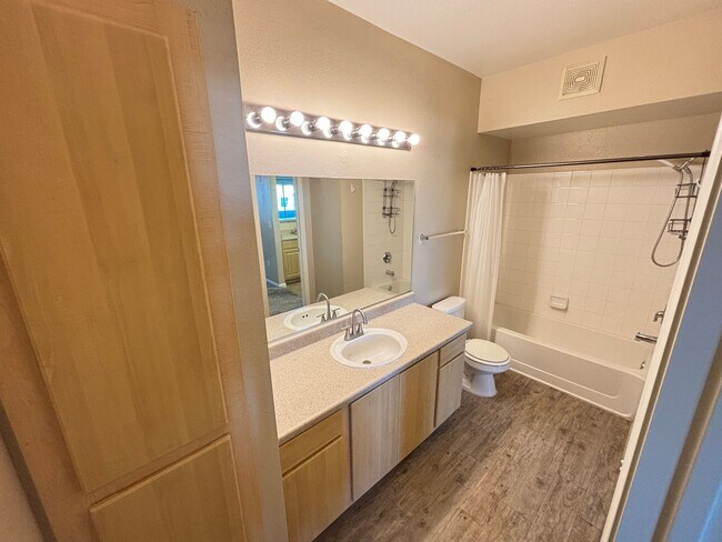 Building Photo - Beautiful 2 bedroom 2 bath condo