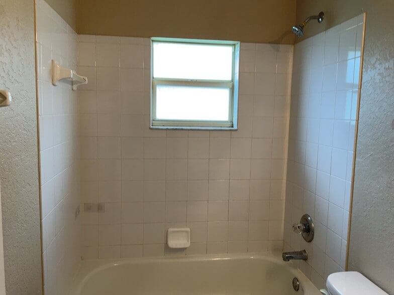 Building Photo - 152 Seven Oaks Dr