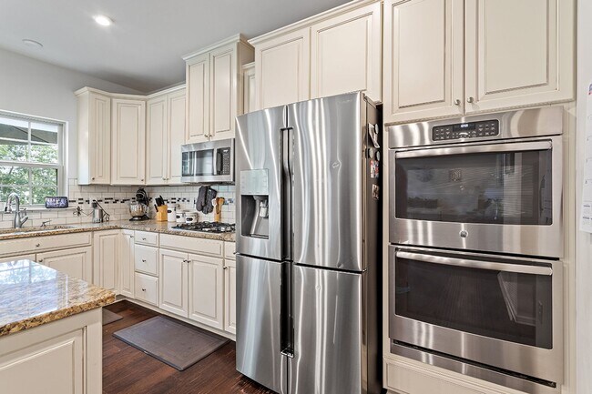 Building Photo - Luxurious 4 bedroom home in Jordan Pointe!