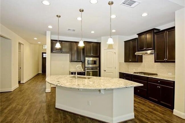 Building Photo - 15821 Cinca Terra Dr