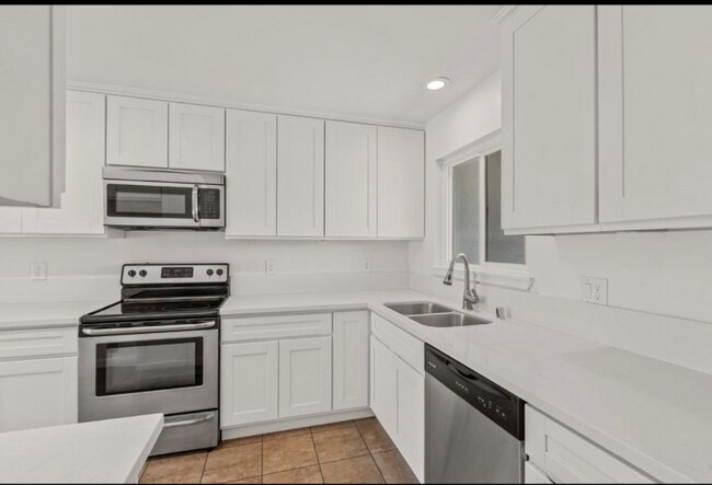 Building Photo - 118 Montrose Ct