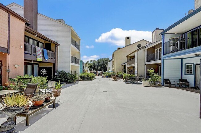 Building Photo - 2022 Lakewood Ct