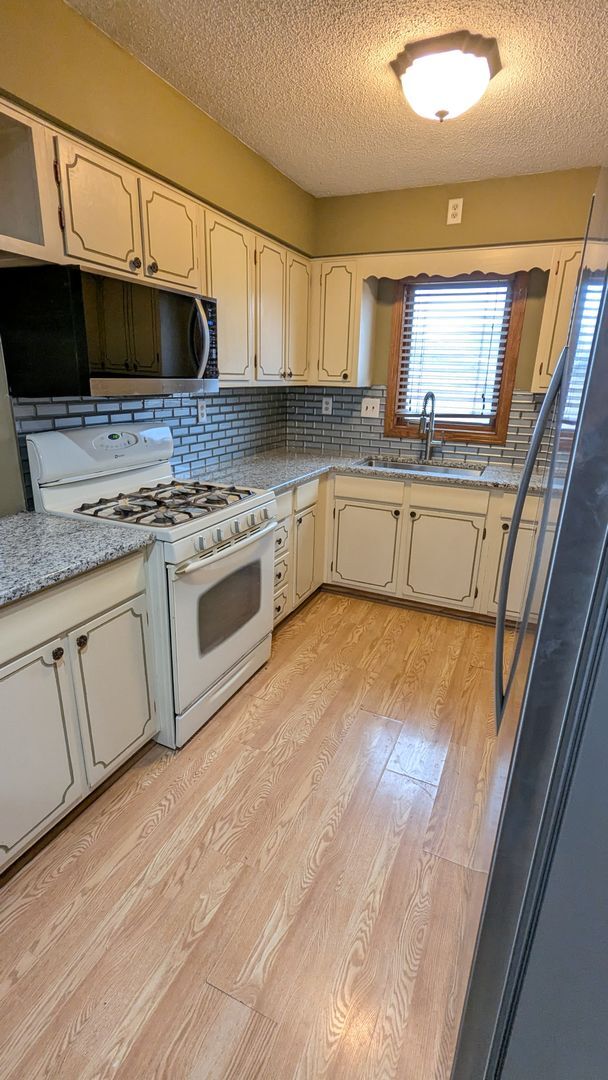 Building Photo - Well maintained 50s home with gorgeous kitchen