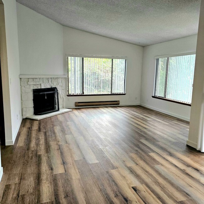 Building Photo - Charming, bright and peaceful condo close to ferries and shopping in Kingston!