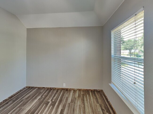 Building Photo - 2815 St Maria Dr