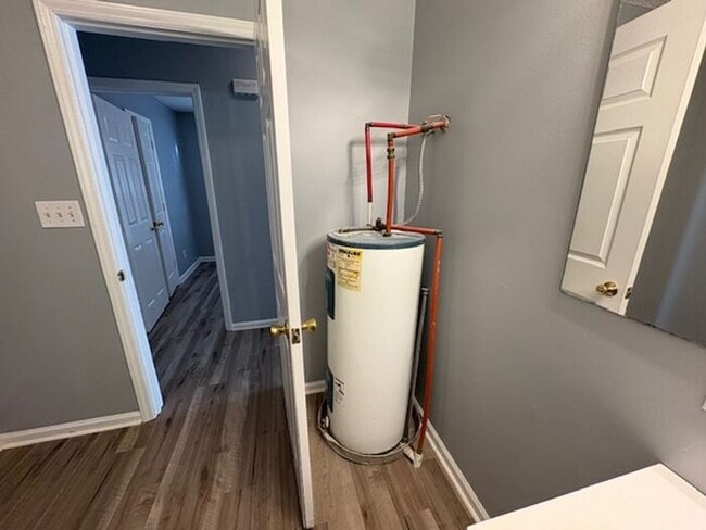 Building Photo - Recently Updated 3 Bedroom 1 Bath Home in ...