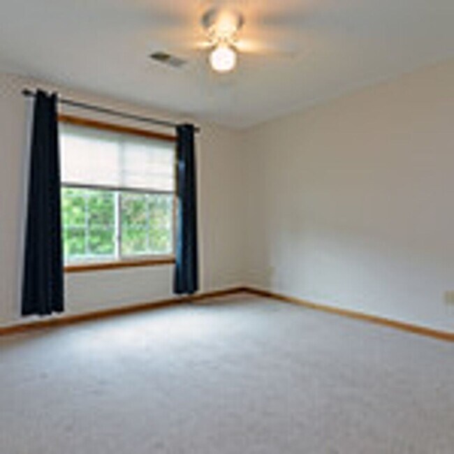 Building Photo - 144 Primrose Ct