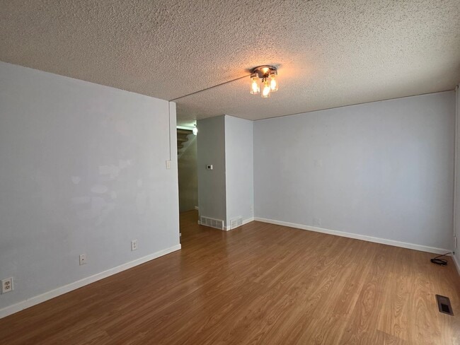 Building Photo - Great 3 Bedroom Townhouse In Aurora!