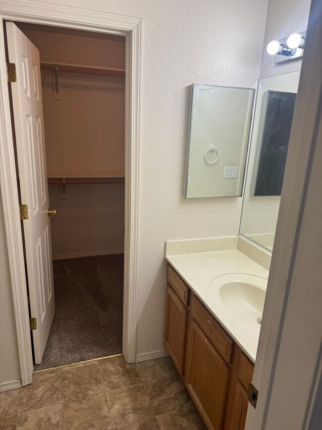 Building Photo - Ready For Move-In! Two-Level Townhome with...