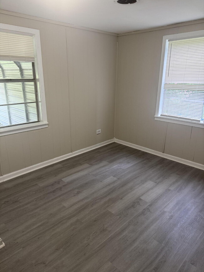 Building Photo - 2 Bed 1 Bath with Bonus Storage space & Large yard