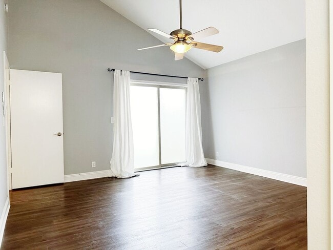 Building Photo - Spacious Single-Level Attached Home w/ Yard