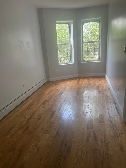 Building Photo - 866 E 230th St