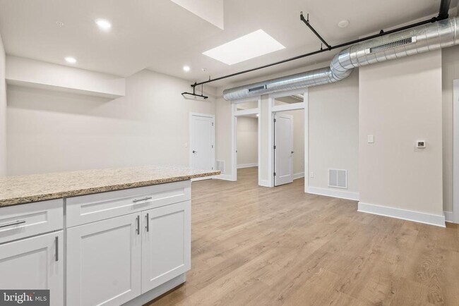 Building Photo - 30 W Broad St