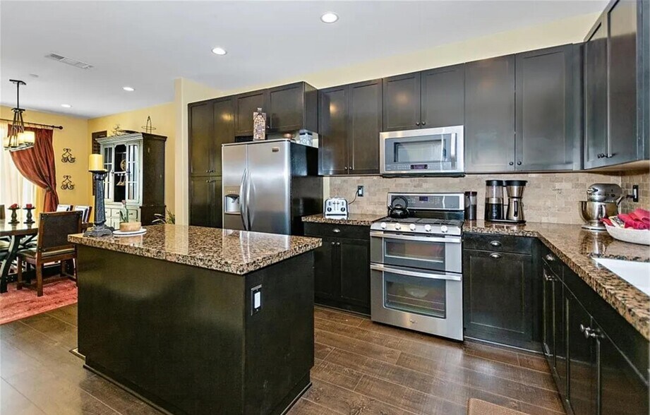 Building Photo - 418 Vista Dr