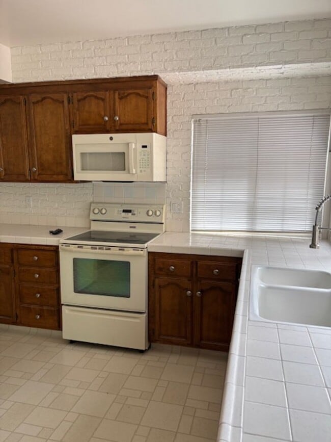 Building Photo - Comfortable Single Story Home