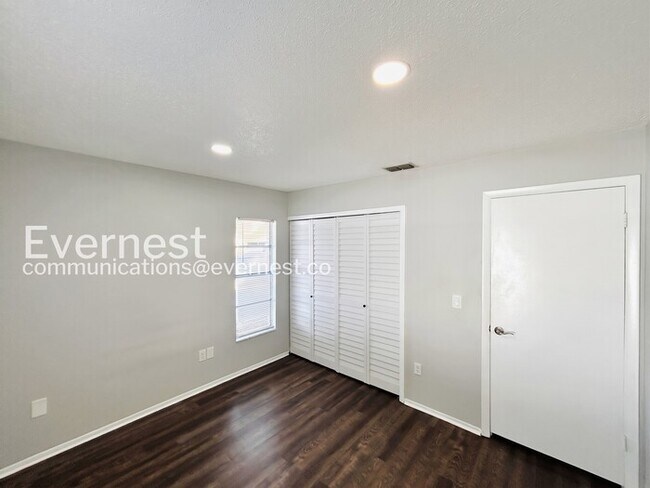 Building Photo - 3 Bed, 2 Bath Home with Fenced Yard / Pet-Friendly / Vouchers Accepted / Available Now!