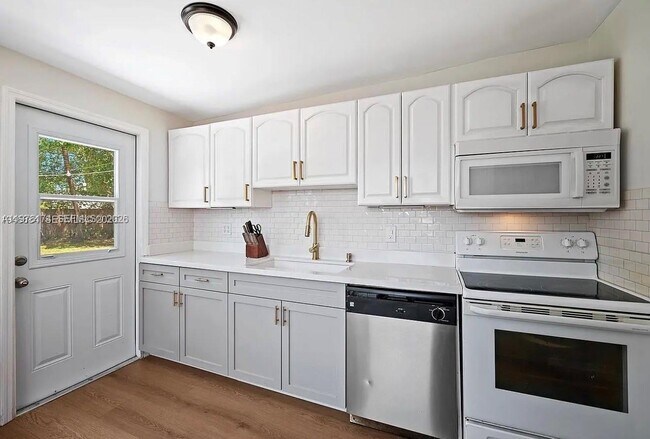 Building Photo - 1480 SW 26th Ave