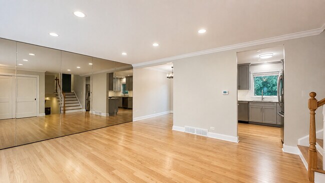 Building Photo - 602 S Carol Ln