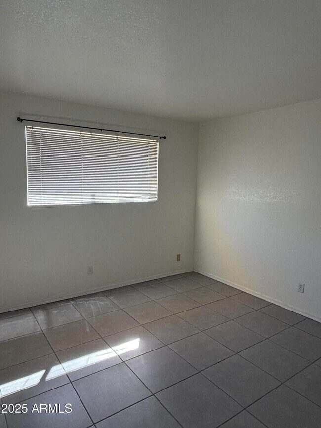 Building Photo - 1101 Cholla Cir