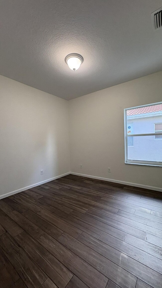 Building Photo - 4967 Pelican Manor