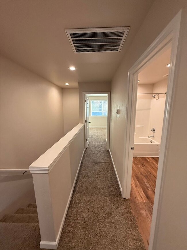 Building Photo - Spacious 3 Bedroom, 2 Bath Home with Garage & Fenced Yard!