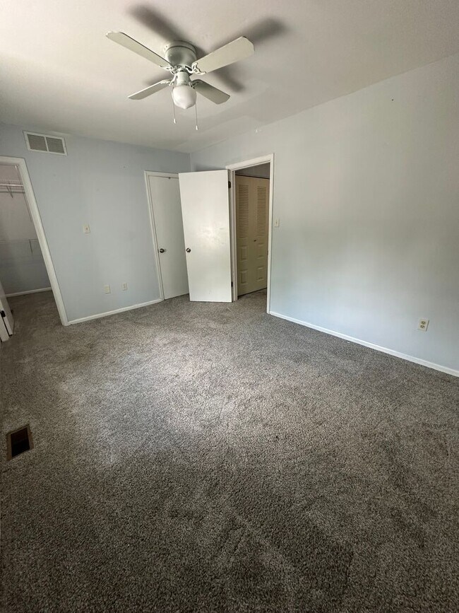 Building Photo - Nice 2 bedroom townhome with a view!