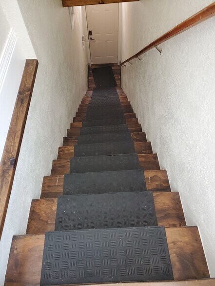 Beautifully Restored Stairs! - 1211 Pine St