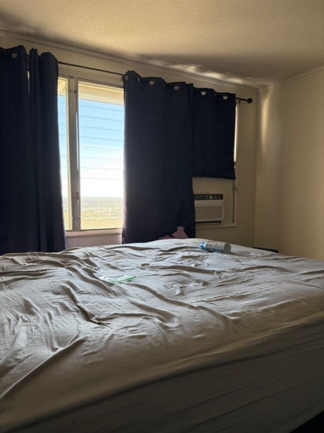 Building Photo - Spacious 2-Bedroom with Lanai Views & Pool Access