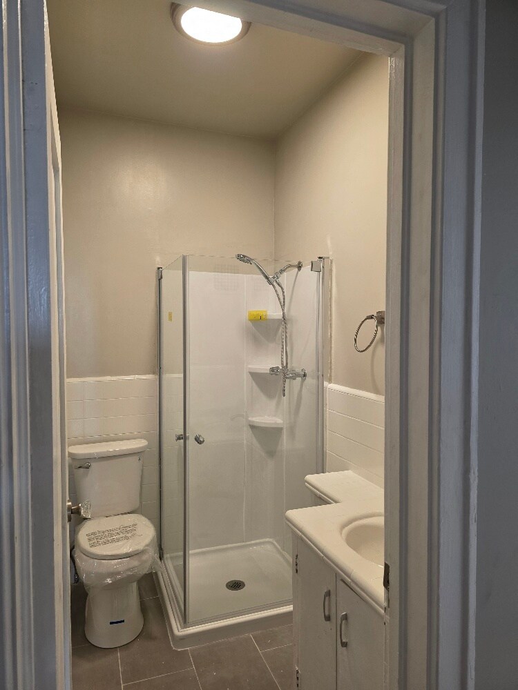 Bathroom 1 - 1647 Angelus Ave